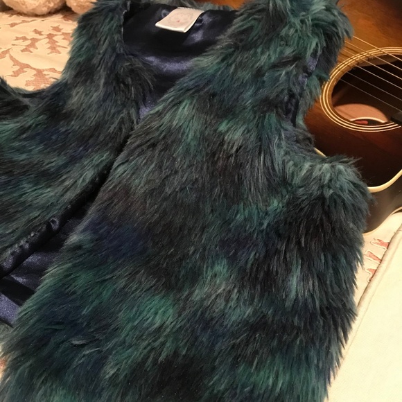 SOLD- Blue faux fur vest Girls 14/16 - Picture 5 of 8